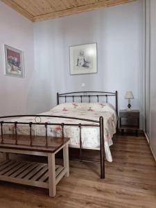 Un dormitorio con una cama y una mesa. en GS Home, en Gythio