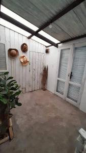 eine leere Garage mit Cowboyhüten an der Wand in der Unterkunft Casa pé na areia in Hermenegildo