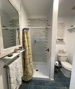 uma casa de banho com um chuveiro, um lavatório e um WC. em Northern Liberties Fishtown Central Cozy Quaint em Filadélfia
