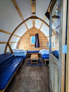 a room with beds and a table in a igloo at Rubha Phoil in Ardvasar