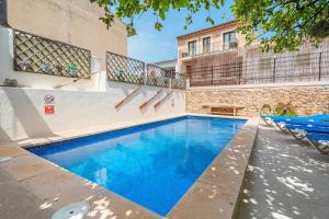 ビニサレムにあるSa Llimonera de Binissalem, piscina privada ideal familias, 6 dormitorios con aire acondicionadoの建物の前の青い水のスイミングプール