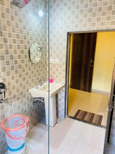肯巴加爾的住宿－Hotel Treasure OF Kumbhalgarh，一间带水槽和淋浴的浴室