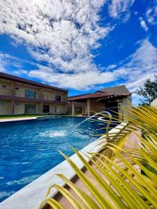 una piscina frente a un hotel en Encantu's pousada en Conde