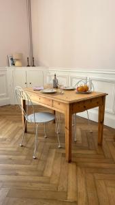 - une table en bois avec un bol de fruits dans l'établissement Royal Rose Etretat, à Étretat
