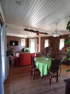 Gracias Viejo في ميرلو: غرفة معيشة مع طاولة وأريكة