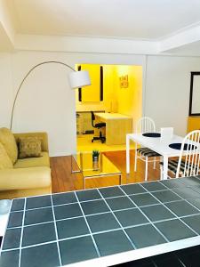 sala de estar con sofá y mesa en Stylish Montreal Apartment: Comfortable Stay in the Golden Square Mile, en Montreal