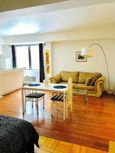 sala de estar con sofá, mesa y sillas en Stylish Montreal Apartment: Comfortable Stay in the Golden Square Mile, en Montreal