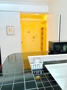 cocina con suelo de baldosa blanco y negro en Stylish Montreal Apartment: Comfortable Stay in the Golden Square Mile, en Montreal