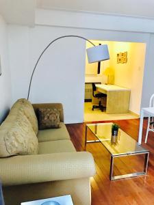 sala de estar con sofá, mesa y escritorio en Stylish Montreal Apartment: Comfortable Stay in the Golden Square Mile, en Montreal