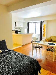 Habitación con cama, mesa y cocina. en Stylish Montreal Apartment: Comfortable Stay in the Golden Square Mile, en Montreal