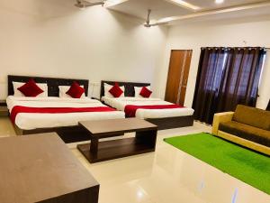 Hotel Treasure OF Kumbhalgarh tesisinde bir odada yatak veya yataklar