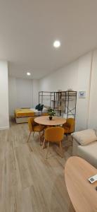 マドリードにあるAtocha apartmentのテーブル、椅子、ベッドが備わる客室です。