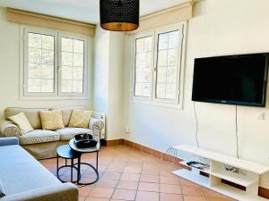 a living room with a couch and a flat screen tv at Plaza de Andalucía Edificio Salvia con vistas al Veleta in Sierra Nevada +12 photos