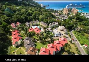 uma vista aérea de um resort com telhados vermelhos em Simply Mystical em Ocho Rios