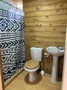 a bathroom with a toilet and a sink at Cabaña 2 dormitorios cerca de Mágica Playa! in La Esmeralda 