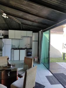 a kitchen and dining room with a table and chairs at Casas Bravo in Itajaí