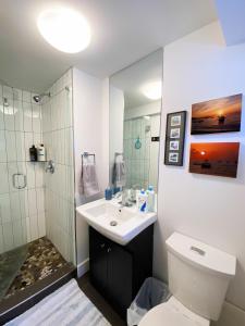 ein Bad mit einem WC, einem Waschbecken und einer Dusche in der Unterkunft Small Private Studio at Kitsilano Beach in Vancouver