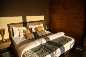 A bed or beds in a room at Montane Chalet , Sethan