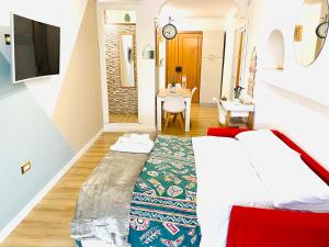 ヴィボ・ヴァレンツィアにあるSuiteCorsoのベッドとテーブルが備わるホテルルームです。