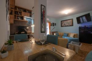 ノヴィサドにあるYellow Sky Apartment * Spacious with free parkingのリビングルーム(ワイングラス付きのテーブル付)