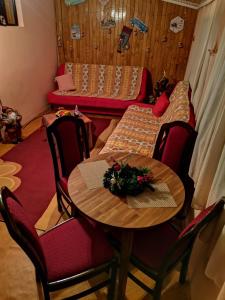 Zimmer mit einem Tisch, Stühlen und einem Sofa in der Unterkunft Vikendica Dora Divicibare in Divčibare