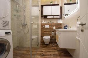 ノヴィサドにあるYellow Sky Apartment * Spacious with free parkingのシャワー、トイレ、洗面台を備えたバスルーム