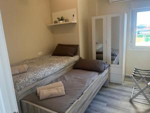 ein kleines Schlafzimmer mit einem Bett und einem Spiegel in der Unterkunft apartamento luxury en Fuengirola in Fuengirola