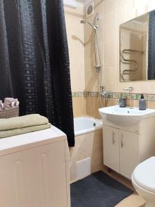 ein Bad mit einem Waschbecken, einem WC und einer Dusche in der Unterkunft Бирюзовый стиль in Tschernihiw