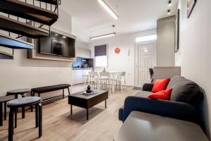 una sala de estar con un sofá y una mesa en Naomi & Sophia Apartman, en Budapest