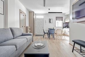 una sala de estar con un sofá y una mesa en Naomi & Sophia Apartman, en Budapest