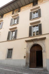 un edificio con puertas y ventanas de madera en Casa Bea - Art and Prestige, en Bérgamo