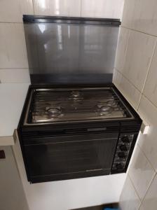 La cuisine est équipée d'un four avec plaques de cuisson. dans l'établissement Flat completo - Campinas Centro, à Campinas