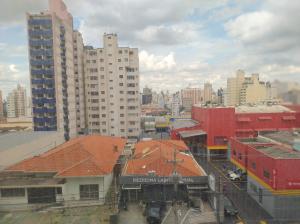 - une vue sur une ville avec de grands bâtiments dans l'établissement Flat completo - Campinas Centro, à Campinas