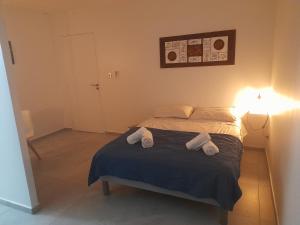 เตียงในห้องที่ Cocon detente a Case pilote, chambre chez l'habitant