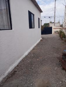 une allée vide à côté d'une maison blanche dans l'établissement Sweet Room, à Tequisquiapan