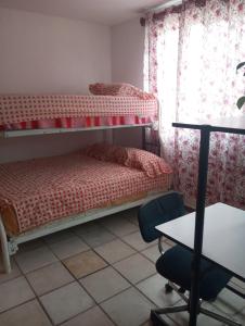 Cette chambre comprend 2 lits superposés, un bureau et une table. dans l'établissement Sweet Room, à Tequisquiapan