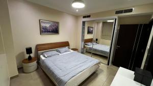 Tempat tidur dalam kamar di Private Apartment