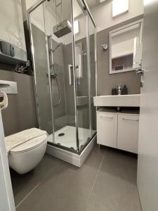 uma casa de banho com um chuveiro, um WC e um lavatório. em Kantor Lodges & Chalets em Millstatt