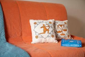 Postel nebo postele na pokoji v ubytování Delphian Colors - Orange Edition