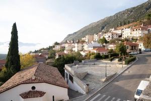 Blick auf eine kleine Stadt mit einem Berg in der Unterkunft Delphian Colors - Orange Edition in Delphi