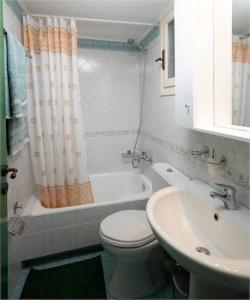 La salle de bains est pourvue de toilettes, d'une baignoire et d'un lavabo. dans l'établissement Delphian Colors - Orange Edition, à Delphes