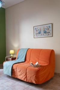 Posezení v ubytování Delphian Colors - Orange Edition