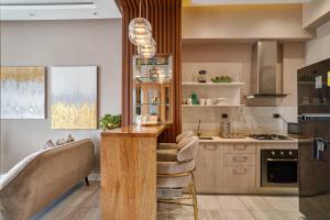 a kitchen with a counter and a table in it at Lujoso Apartamento S802 Downtown Santo Domingo in Santo Domingo