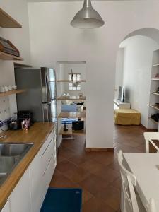 uma cozinha com um lavatório e um frigorífico de aço inoxidável em La Dimora Dei Papi em Castel Gandolfo