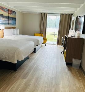 奧卡拉的住宿－奧卡拉戴斯酒店，酒店客房设有两张床和电视。