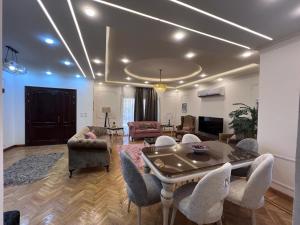 TV a/nebo společenská místnost v ubytování Madinaty - Luxury villa with Amazing private garden مدينتي - فيلا فندقيه فاخرة