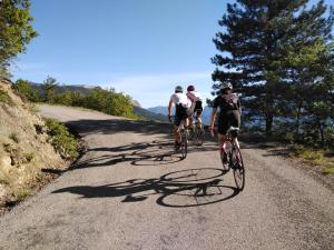 Radfahren an der Unterkunft LE SECOND SOUFFLE Maison proche centre ville de Die tout peut se faire à pied gare SNCF marché U express rivière oder in der Nähe