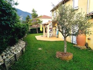 Ein Garten an der Unterkunft LE SECOND SOUFFLE Maison proche centre ville de Die tout peut se faire à pied gare SNCF marché U express rivière