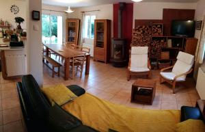 Ein Sitzbereich in der Unterkunft LE SECOND SOUFFLE Maison proche centre ville de Die tout peut se faire à pied gare SNCF marché U express rivière