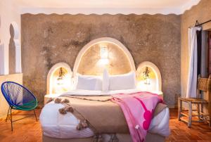 a bedroom with a bed with an arched ceiling at Riad Rihana Dades in Boumalne